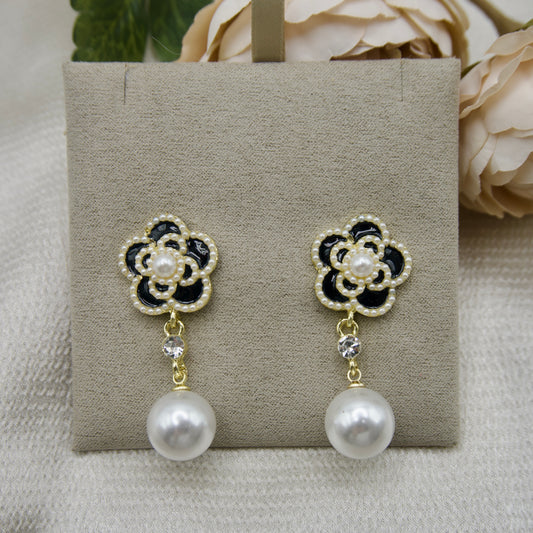 Pearl flower earring