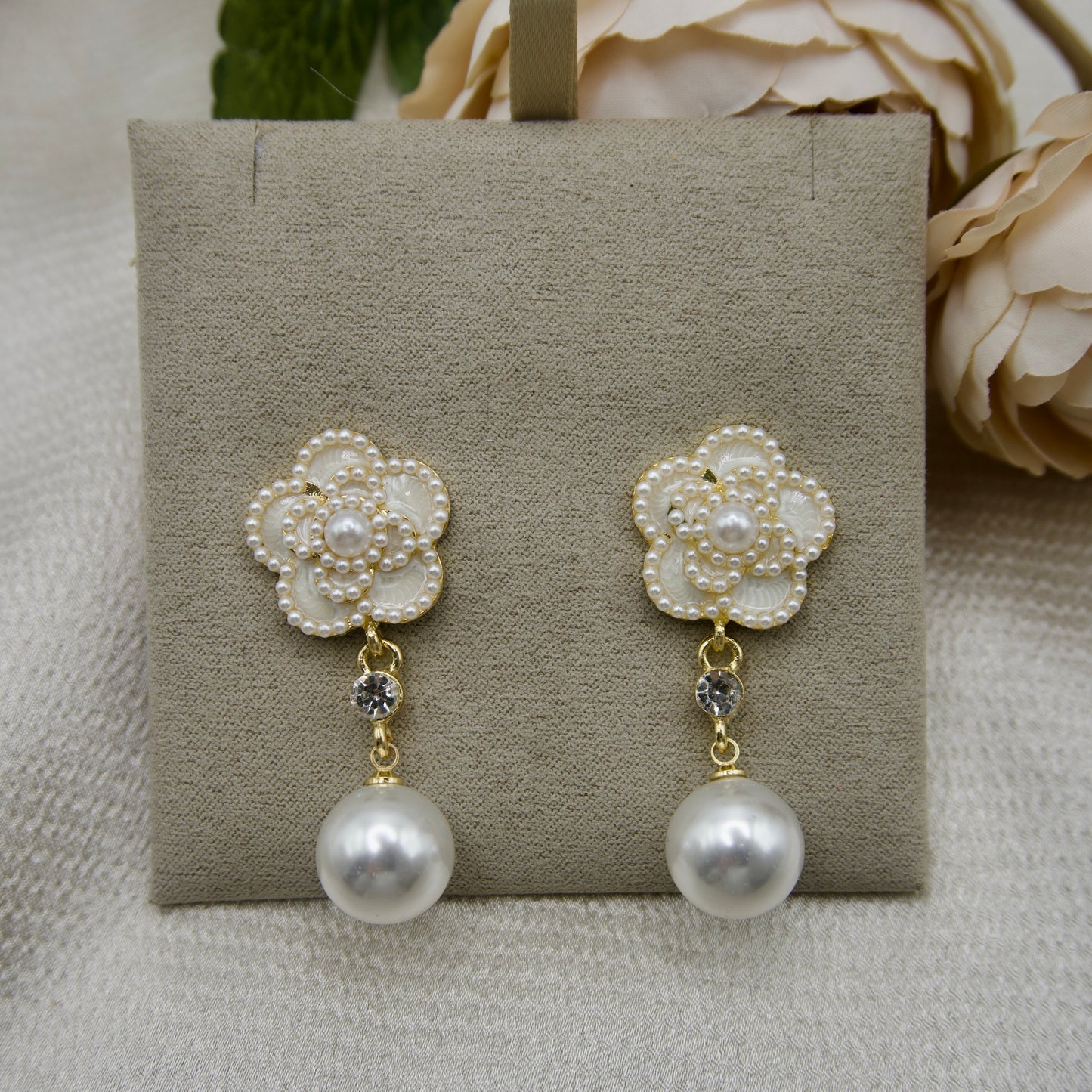 Pearl flower earring